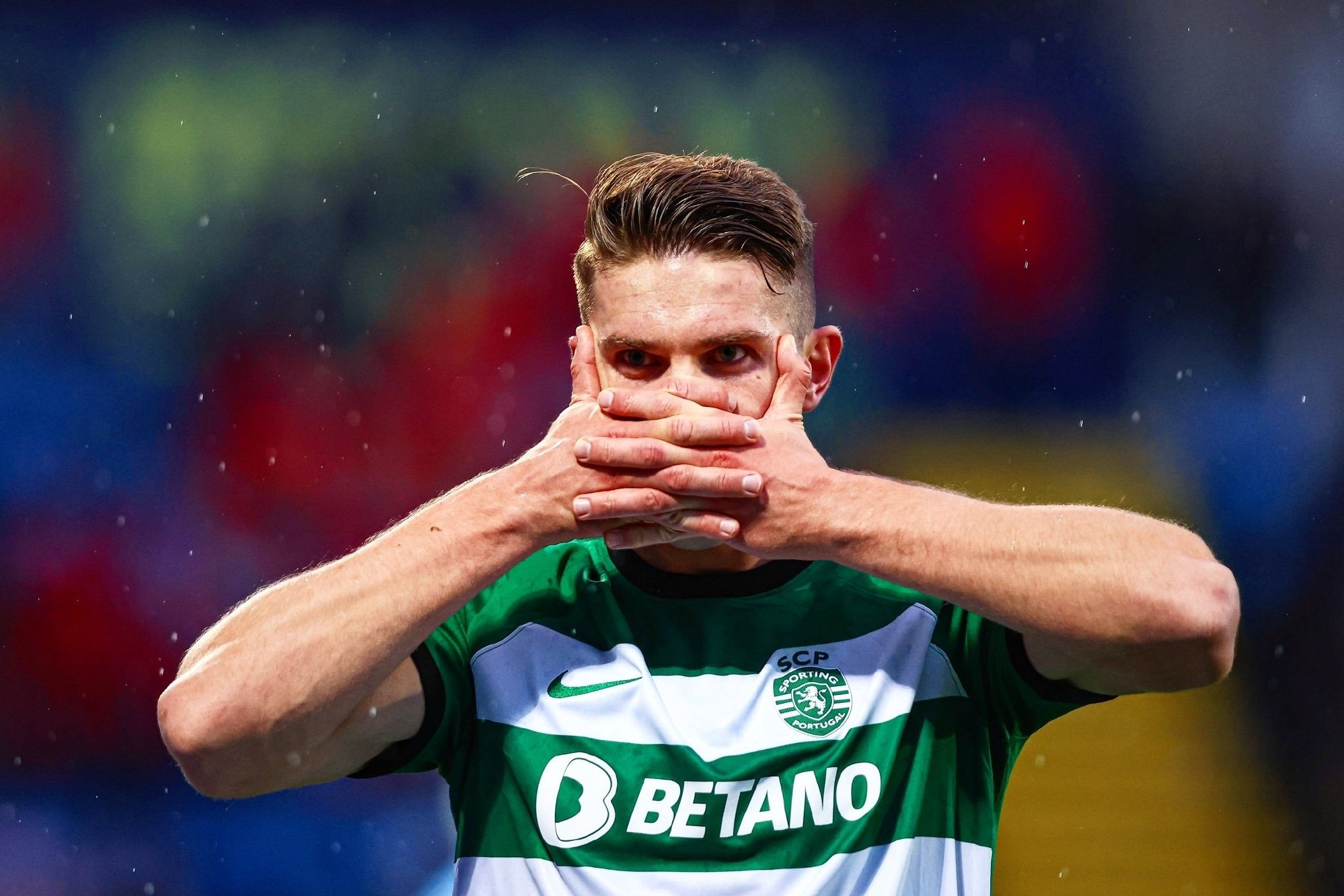 爱游戏全站-雄鹿观众热烈欢呼！，莱万多夫斯基迎来十二赛季出色发挥热度持续攀升的简单介绍-爱游戏全站